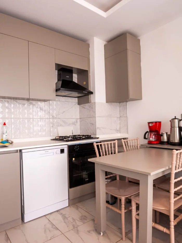 Tam donanımlı mutfak ve yemek alanı