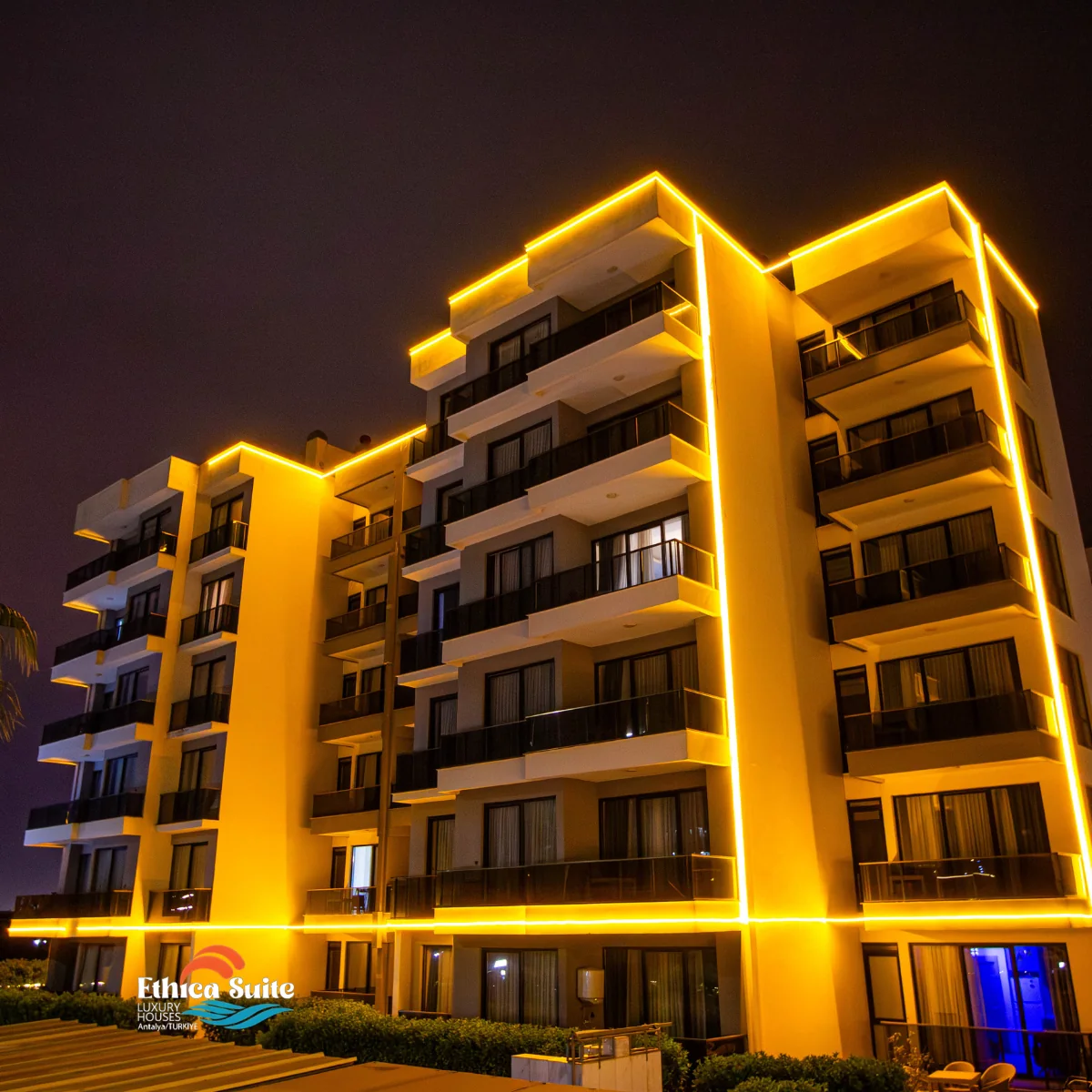Ethica Suite Luxury Houses binasının aydınlatmalı gece görünümü