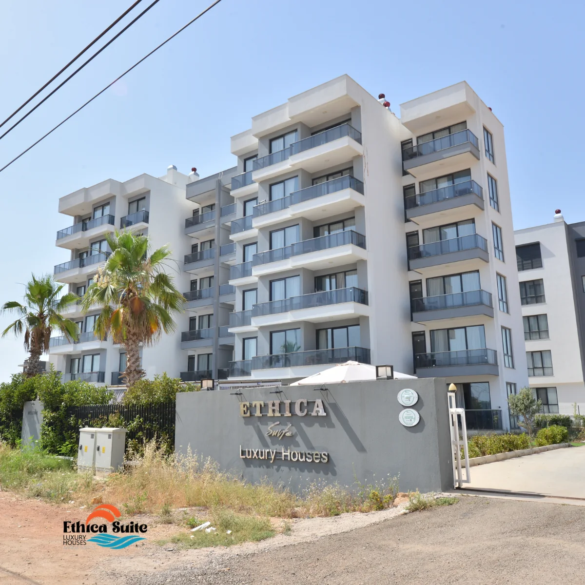 Ethica Suite Luxury Houses tabelası ve bina dış görünümü
