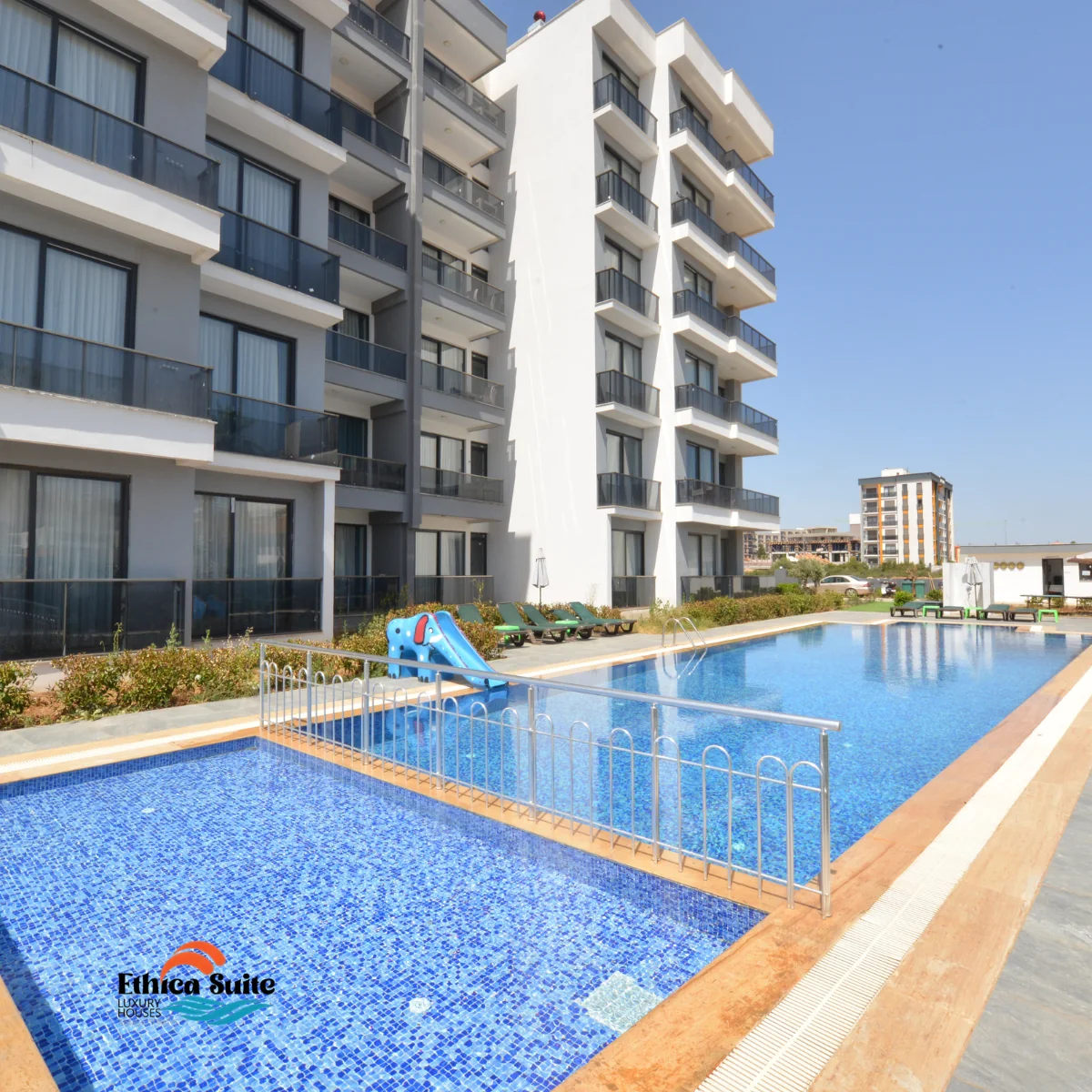 Ethica Suite açık yüzme havuzu ve kaydıraklı çocuk havuzu