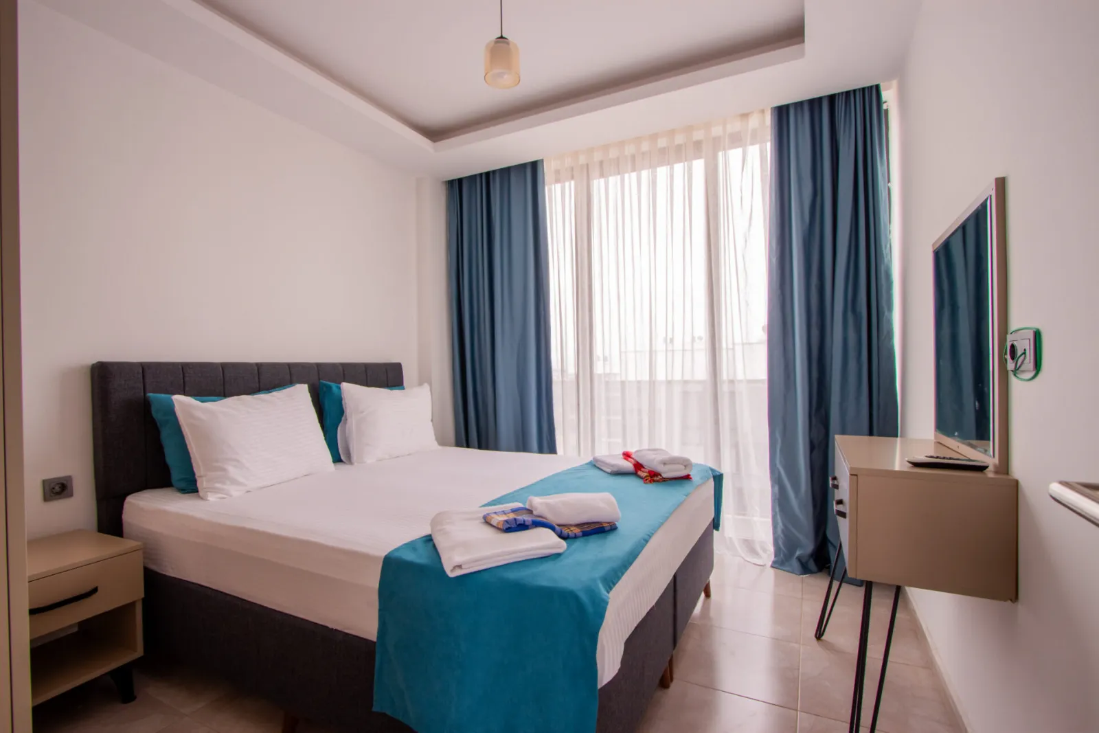 Sunrise Apartment geniş çift kişilik yatak odası