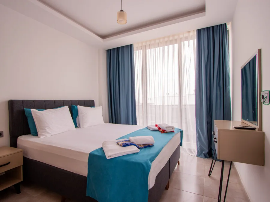 Sunrise Apartment geniş çift kişilik yatak odası