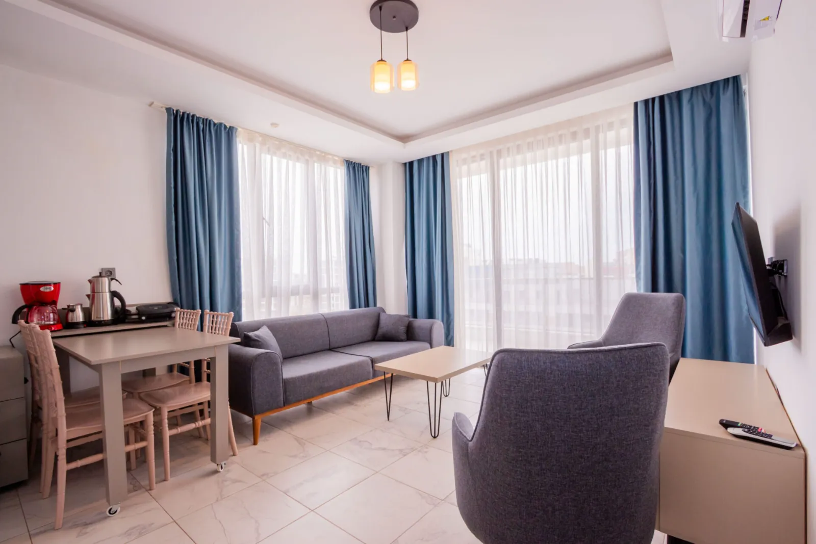Sunrise Apartment salon ve oturma alanı